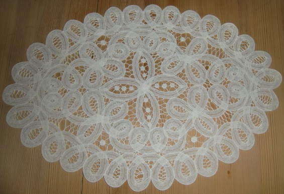 M622M Third smallest Brussel lace runner